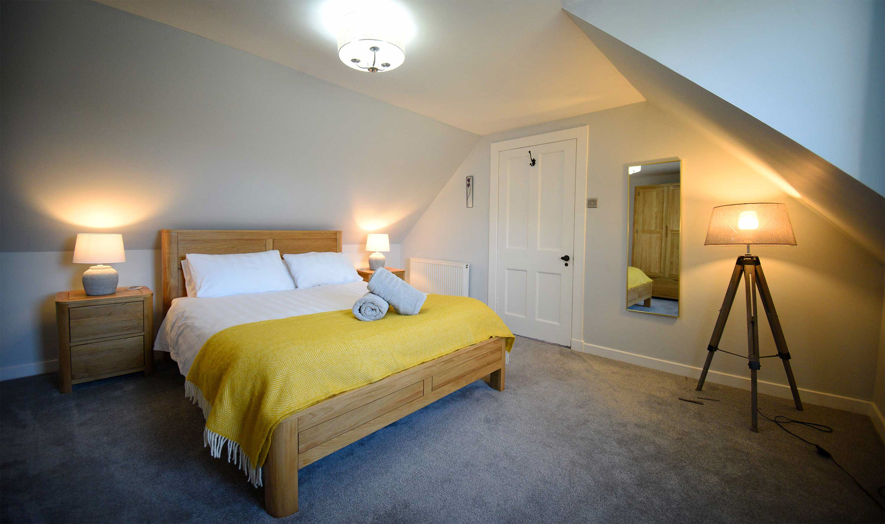 Stratheyre Cottage self catering cottage accommodation near Portree contains king size double beds with sea views